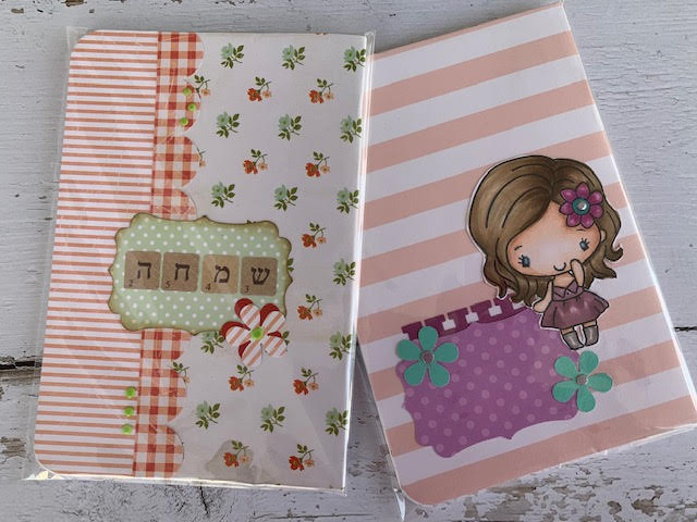 עיטוף ומיתוג מחברות סדנה עם ילד